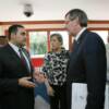 Frieda de García interpretiando para el Presidente Saca y el Secretario de Salud de los EEUU Michael Levitt