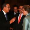 Frieda de García interpretiando para el Secretario General de la ONU Ban Ki-moon y el Presidente Saca 